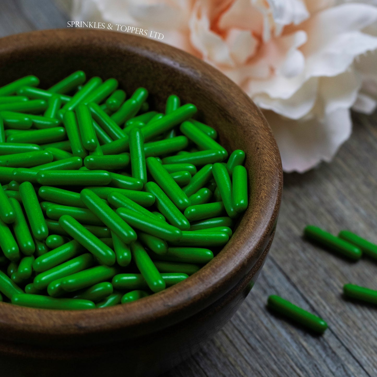 Green Polished Macaroni Rods (20mm) Sprinkles Cupcake / Cake Decorations Simply stunning macaroni rods measuring approx 20mm - perfect for those statement cupcakes / cakes