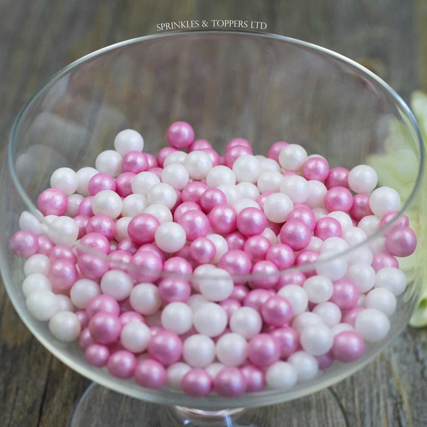Lovely edible sugar pearls with shiny finish 7mm (approx) Perfect to decorate cupcakes, a large cake, ice creams, smoothies, cookies.....the list is endless