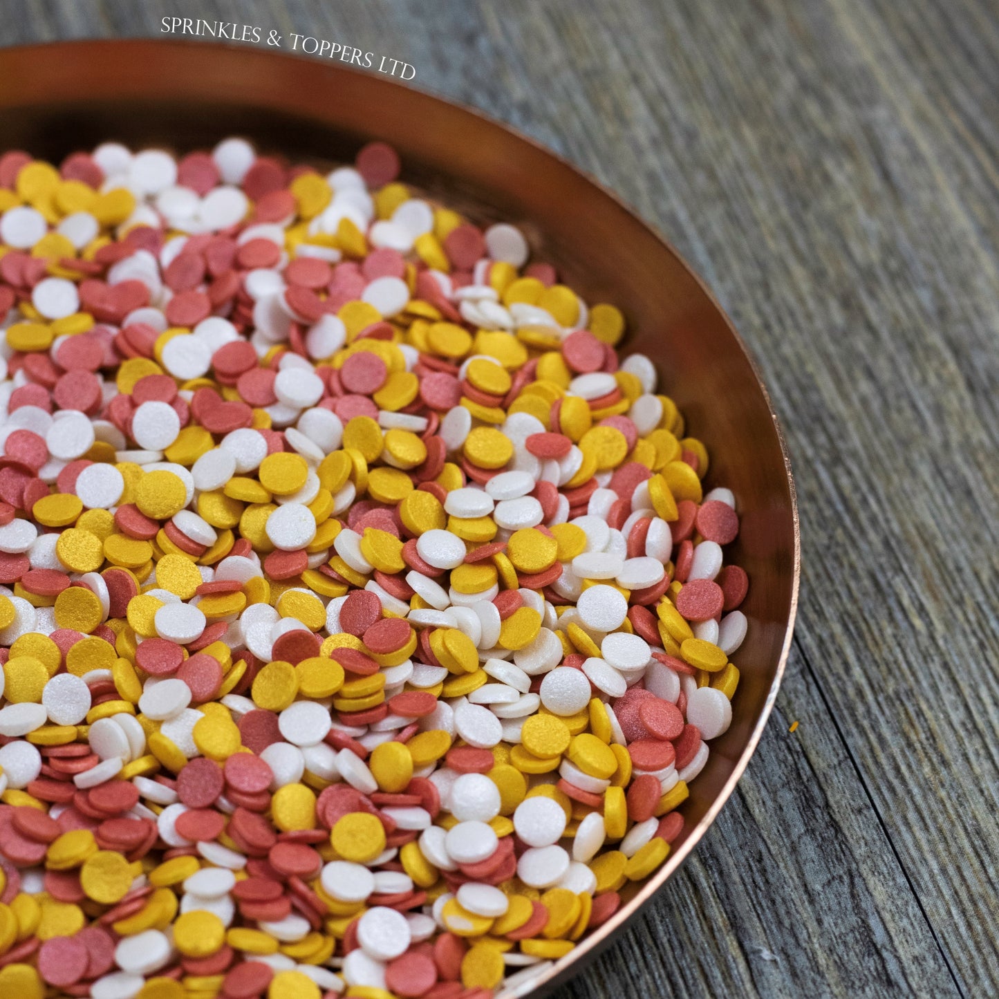 4mm Red White & Gold Glimmer Confetti Edible confetti with a lovely shiny finish Perfect to top any cupcake, large cake, ice cream, cookies, shakes and more...