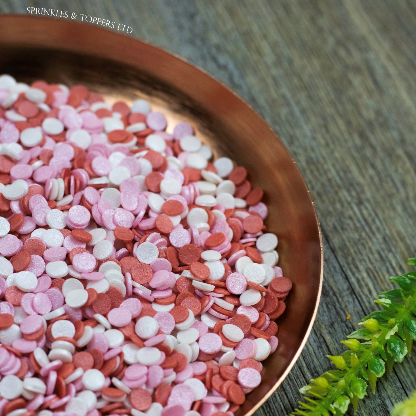 4mm Red White & Pink Glimmer Confetti Edible confetti with a lovely shiny finish Perfect to top any cupcake, large cake, ice cream, cookies, shakes and more...