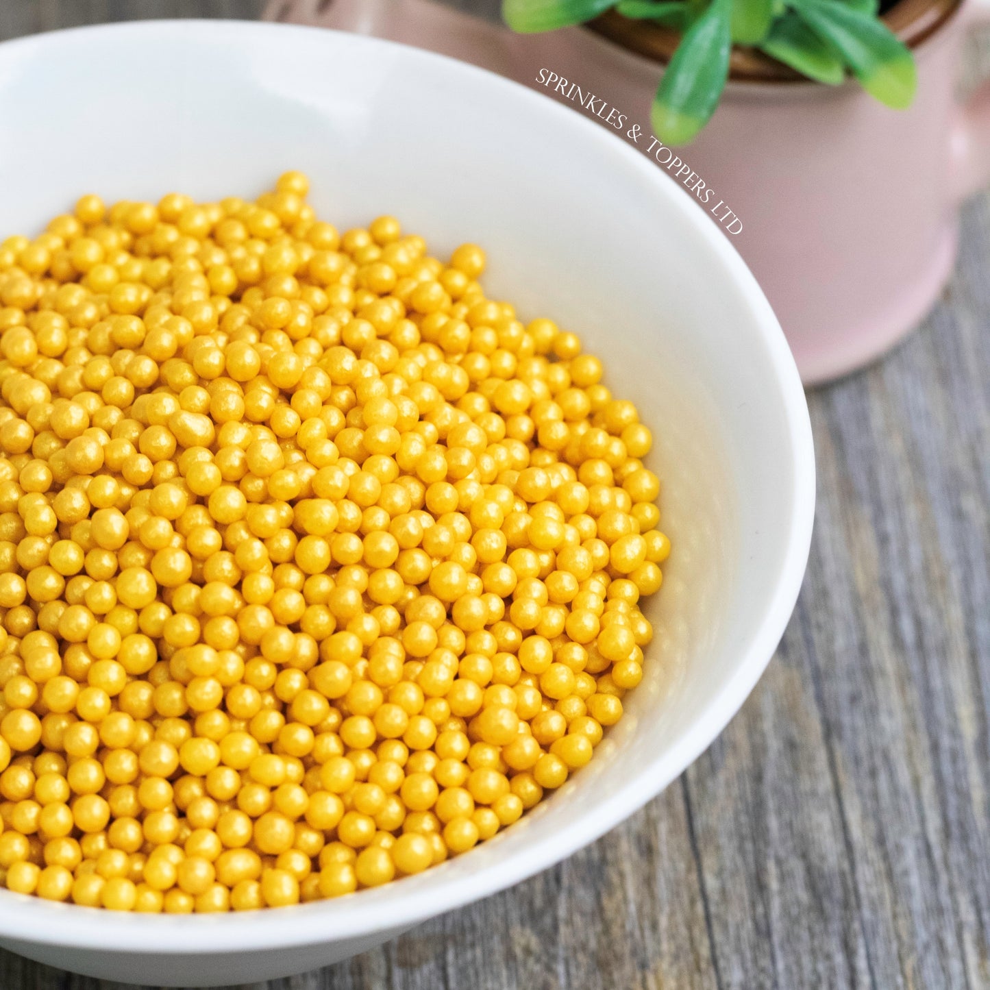 Lovely edible sugar pearls with shiny finish 3-4mm (approx) Perfect to decorate cupcakes, a large cake, ice creams, smoothies, cookies.....the list is endless