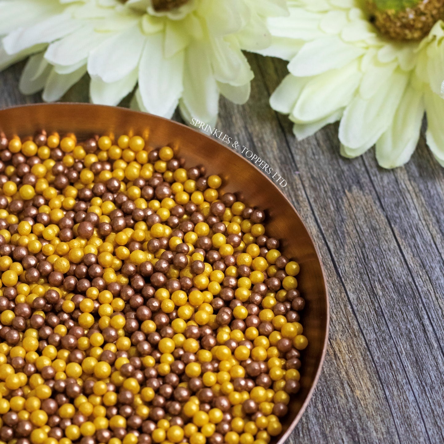 Lovely edible sugar pearls with shiny finish 3-4mm (approx) Perfect to decorate cupcakes, a large cake, ice creams, smoothies, cookies.....the list is endless