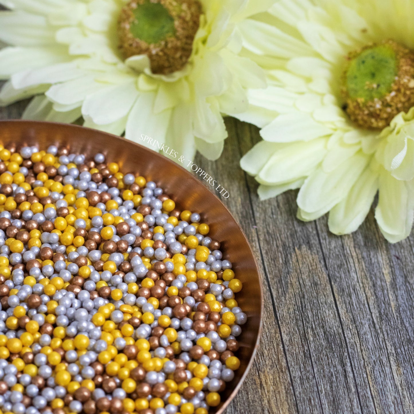 Lovely edible sugar pearls with shiny finish 3-4mm (approx) Perfect to decorate cupcakes, a large cake, ice creams, smoothies, cookies.....the list is endless