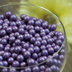 Lovely purple edible sugar pearls with shiny finish 7mm (approx)  Perfect to decorate cupcakes, a large cake, ice creams, smoothies, cookies.....the list is endless