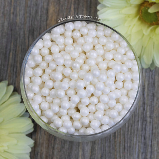 Lovely edible sugar pearls with shiny finish 7mm (approx)  Perfect to decorate cupcakes, a large cake, ice creams, smoothies, cookies.....the list is endless