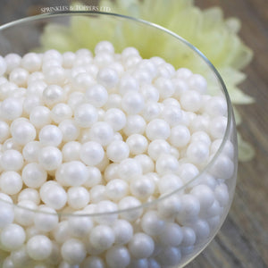 Lovely edible sugar pearls with shiny finish 7mm (approx)  Perfect to decorate cupcakes, a large cake, ice creams, smoothies, cookies.....the list is endless