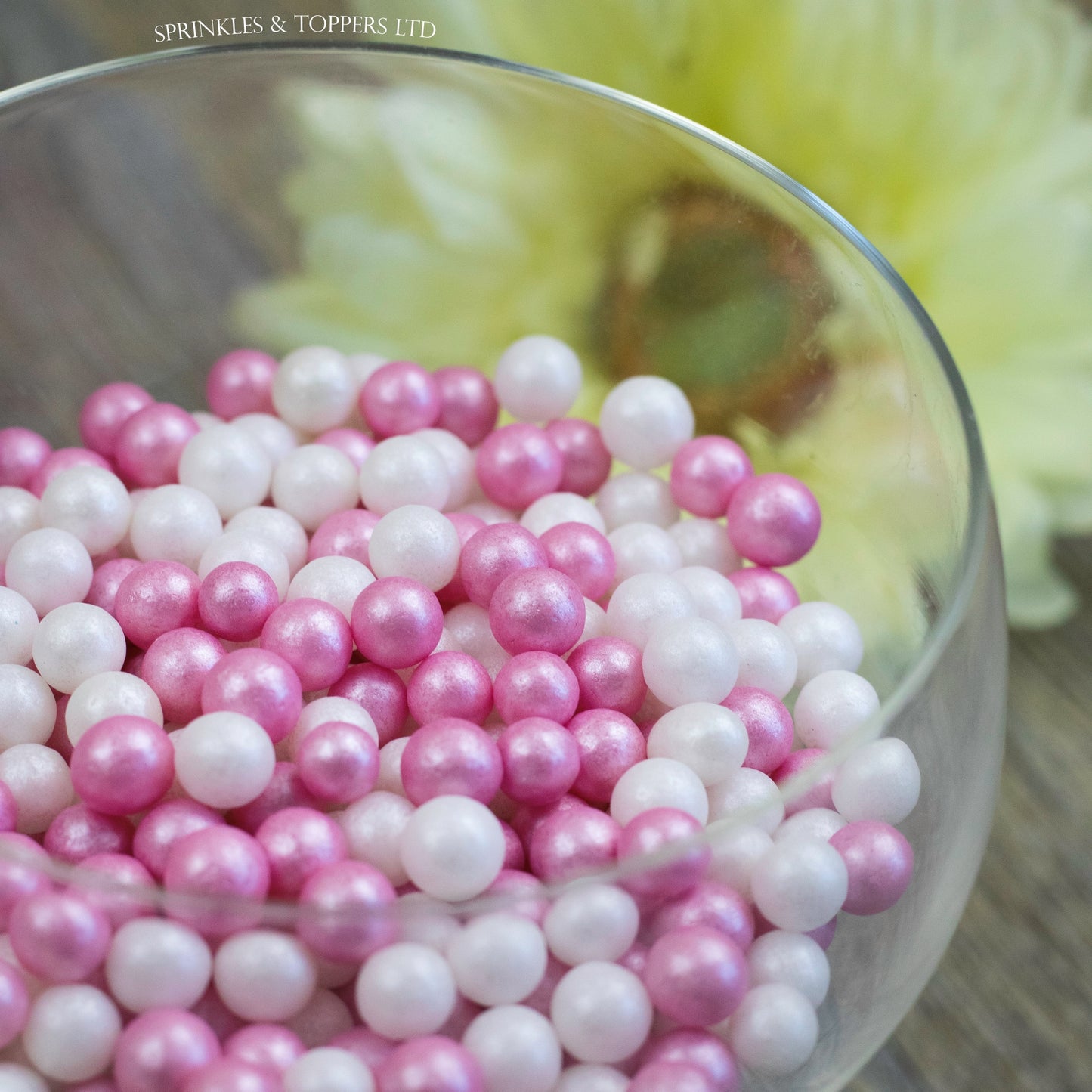 Lovely edible sugar pearls with shiny finish 7mm (approx)  Perfect to decorate cupcakes, a large cake, ice creams, smoothies, cookies.....the list is endless