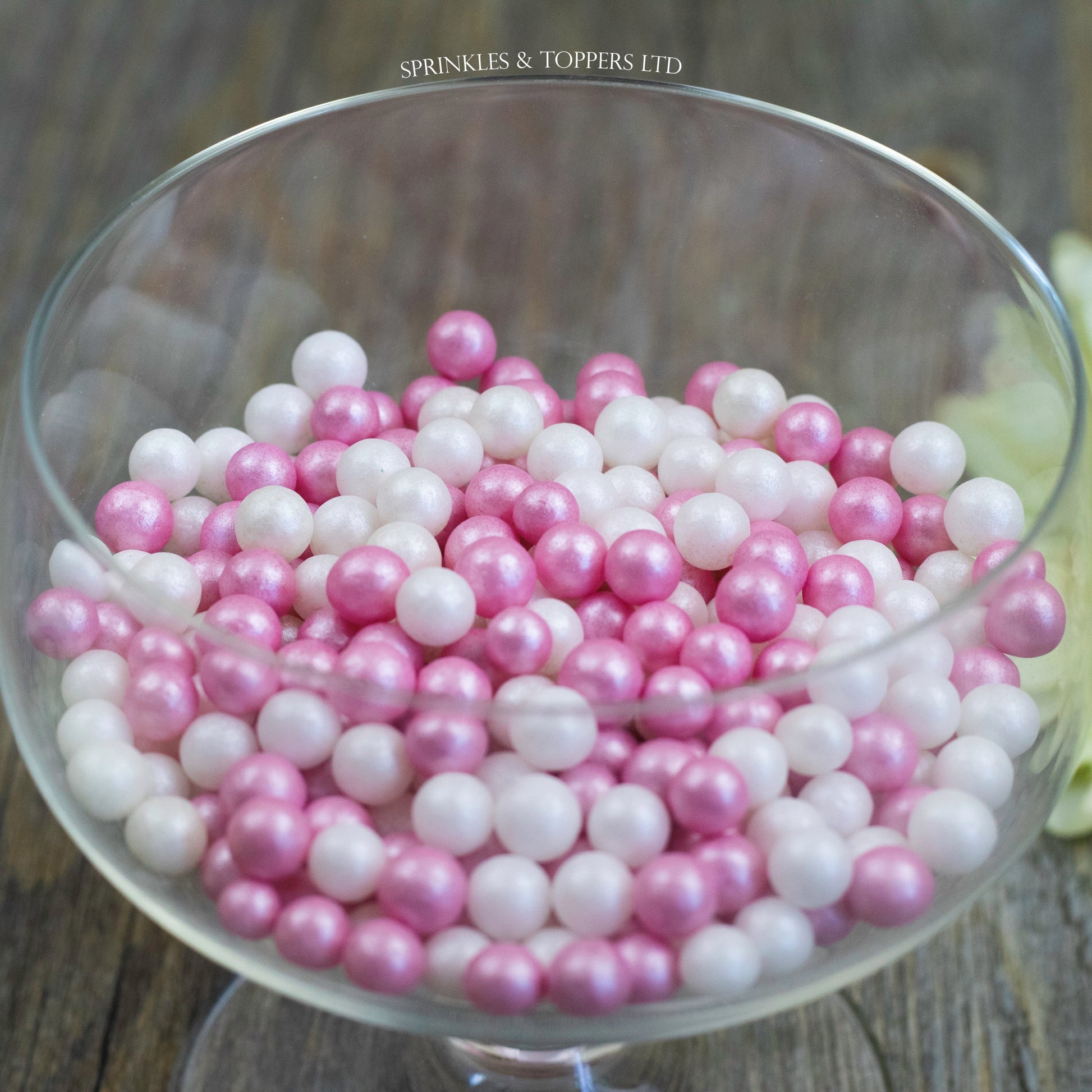 Lovely edible sugar pearls with shiny finish 7mm (approx)  Perfect to decorate cupcakes, a large cake, ice creams, smoothies, cookies.....the list is endless