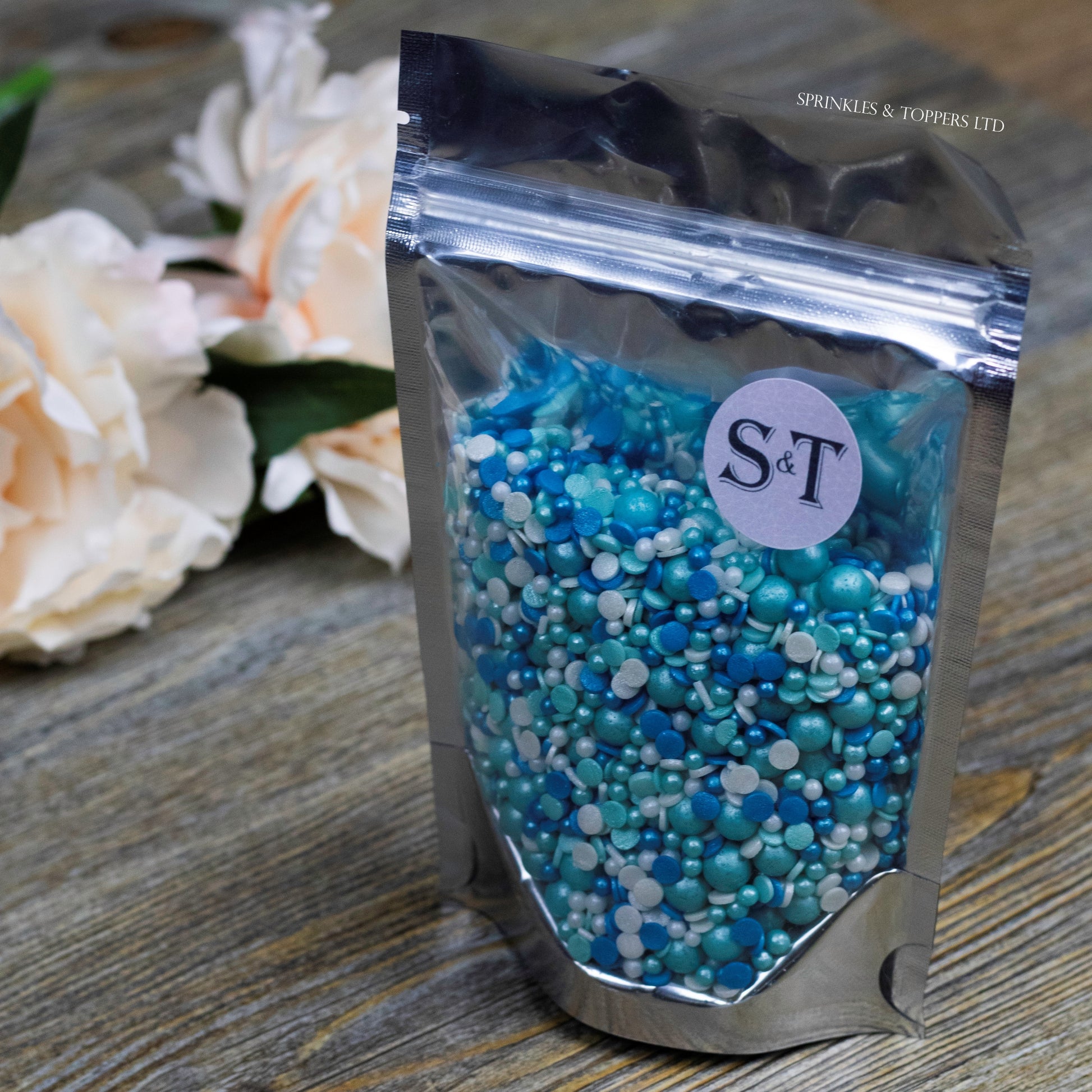 Perfect to top any cupcake or to decorate a larger cake, ice creams, smoothies, cookies and more  Lovely mix of blue, turquoise & white glimmer pearls & confetti (4mm), turquoise glimmer pearls (7mm), white sugar strands